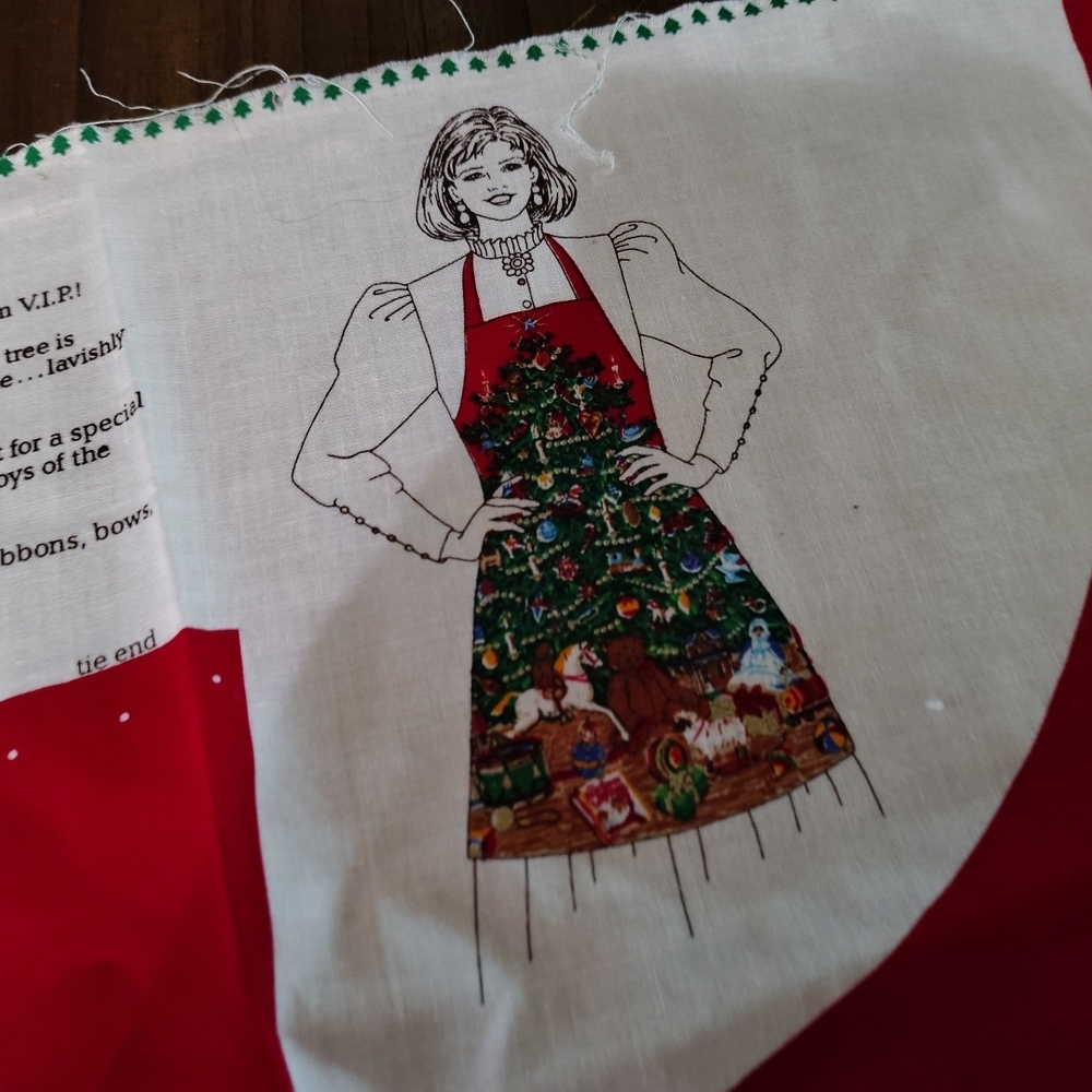 VIP Elegant Christmas Tree Apron Cut And Sew in Red and Green